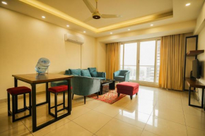 Elegant Apt with King Bed and City Horizon Views
